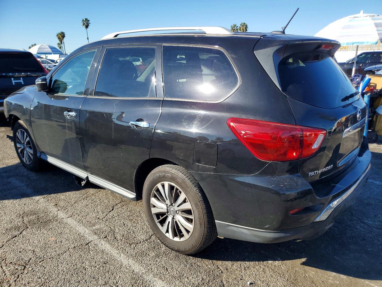 2018 Nissan Pathfinder S - Image 2