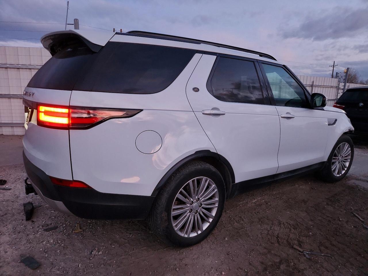 2017 Land Rover Discovery Hse Luxury - Image 3