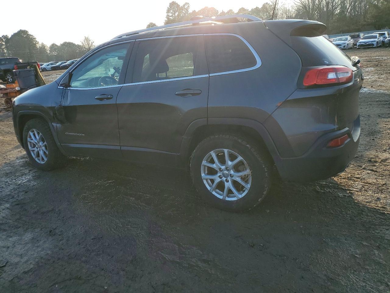 2016 Jeep Cherokee Latitude - Image 2