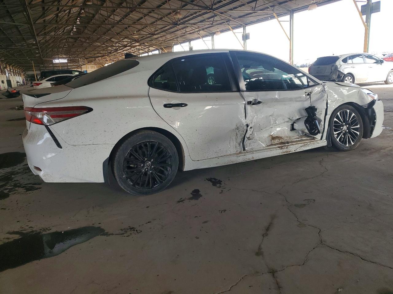2020 Toyota Camry Se - Фото 3