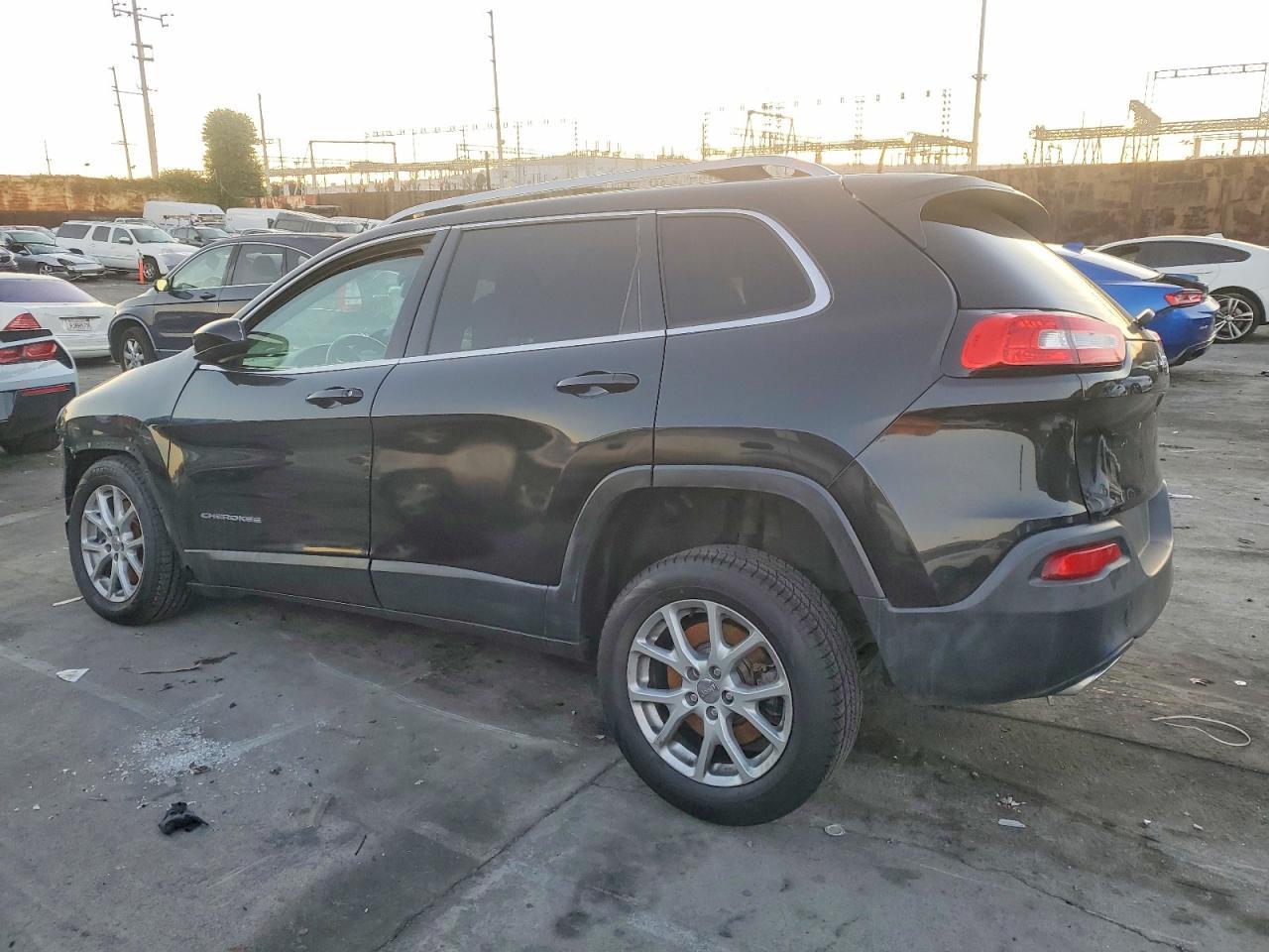 2016 Jeep Cherokee Latitude - Фото 2