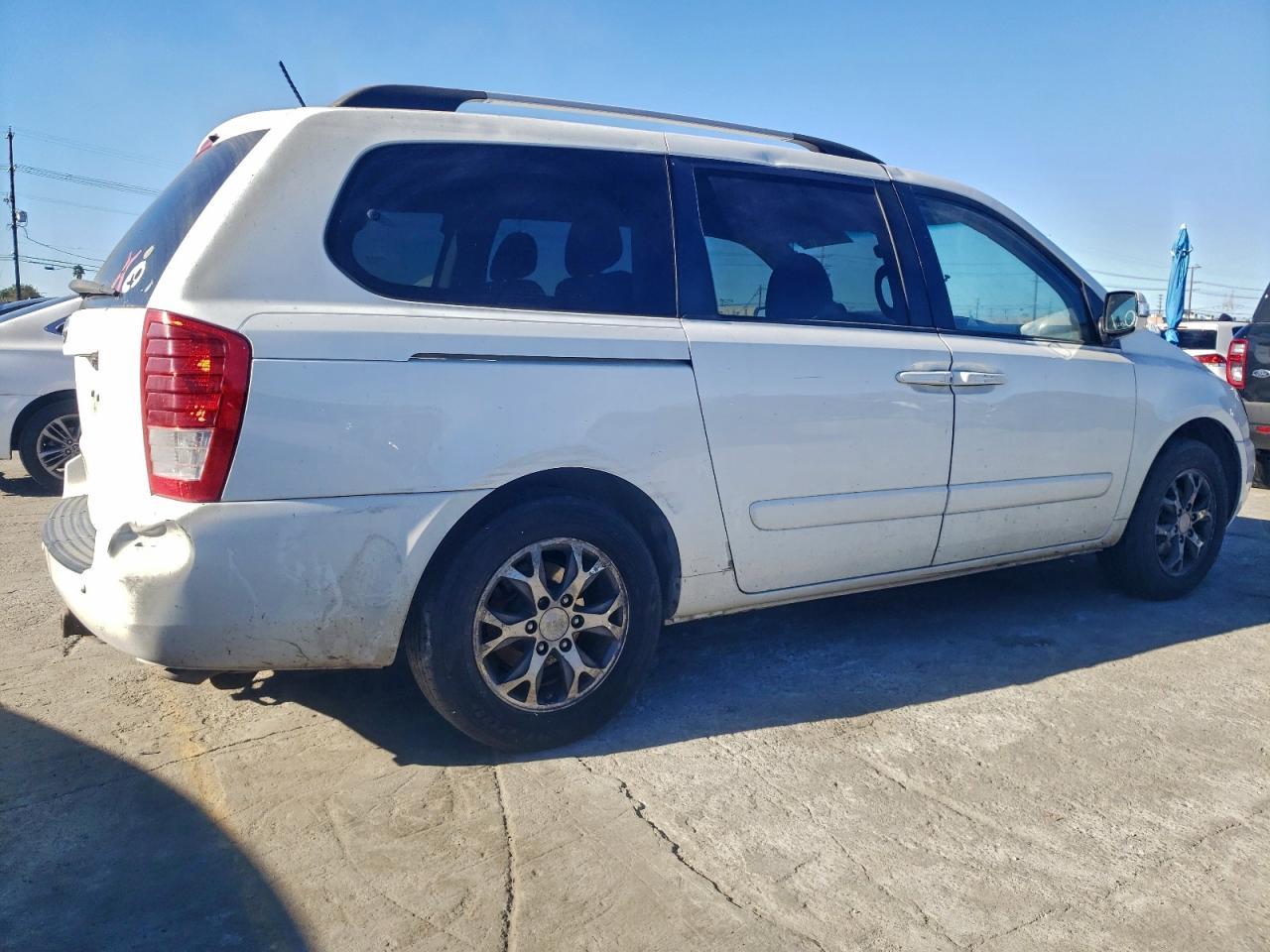 2012 Kia Sedona Lx - Фото 3