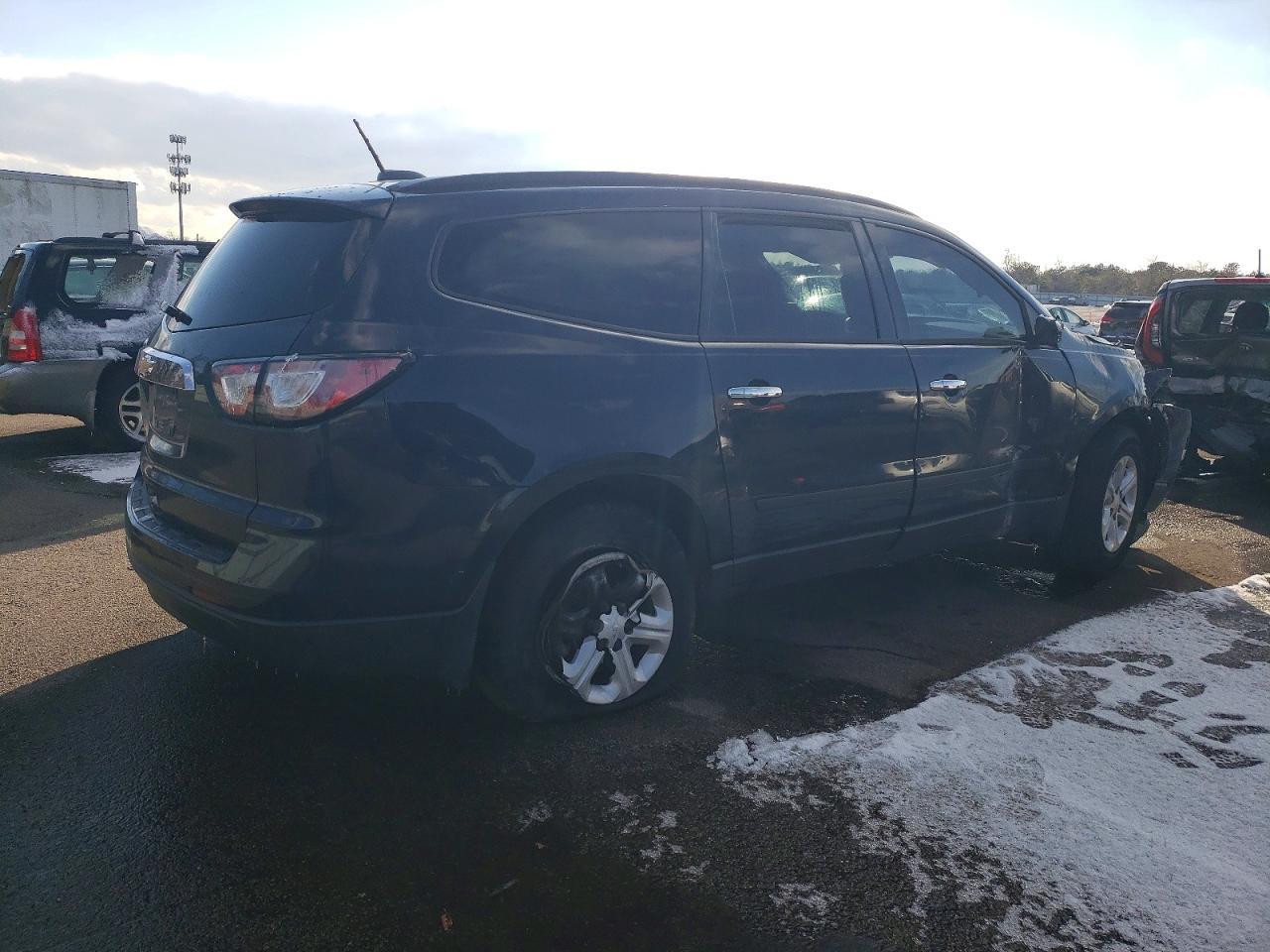 2017 Chevrolet Traverse Ls - Фото 3