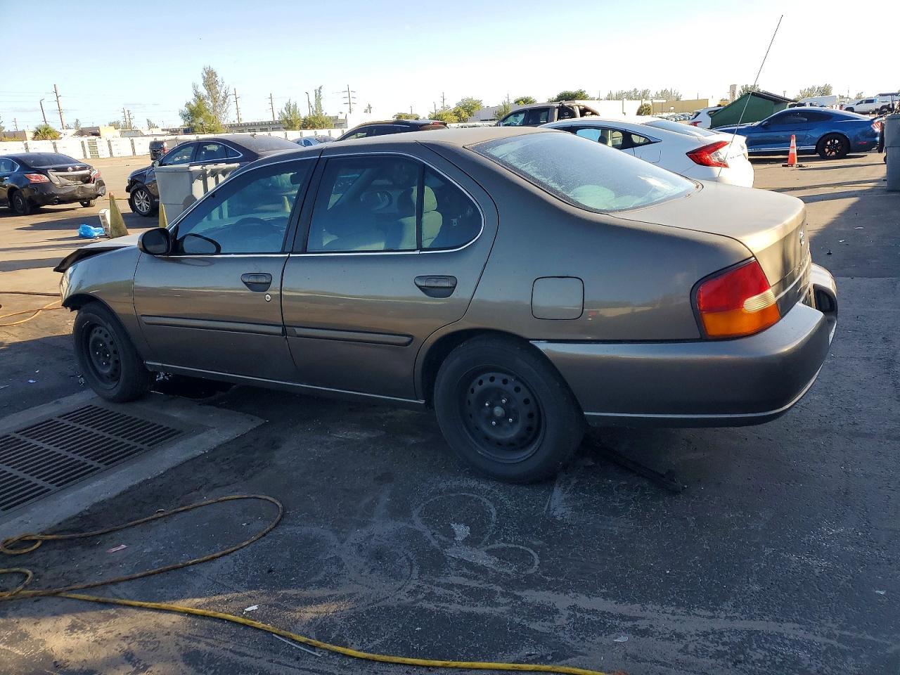 1999 Nissan Altima Xe - Фото 2