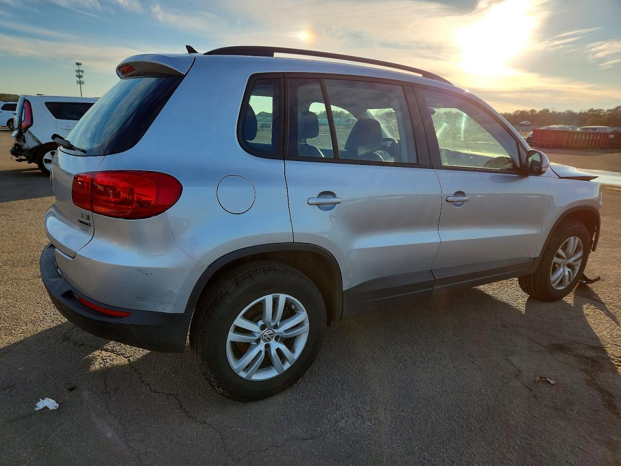 2017 Volkswagen Tiguan S - Фото 3