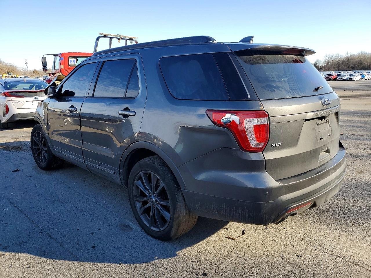 2017 Ford Explorer Xlt - Фото 2