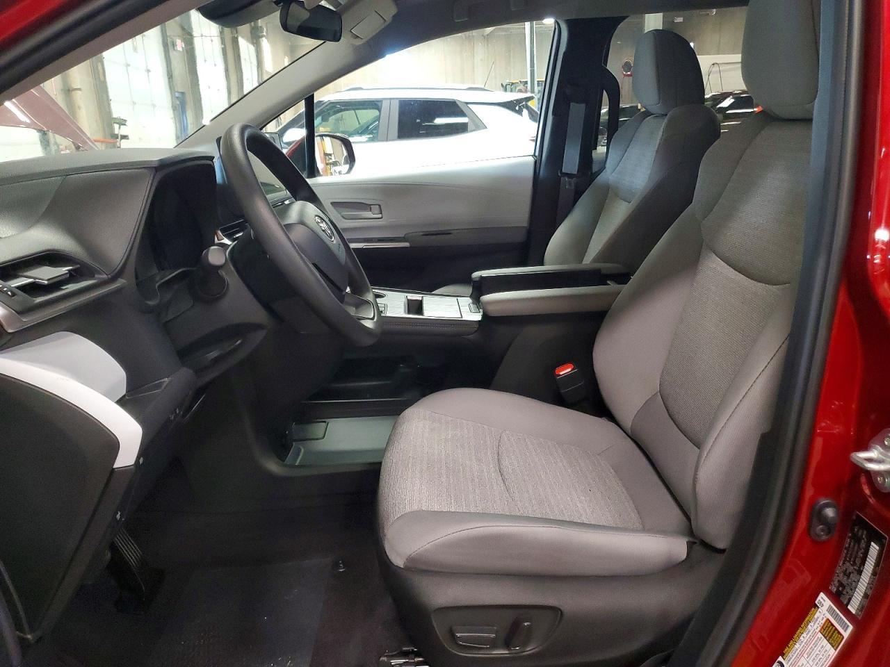 2025 Toyota Sienna Le - Фото 7