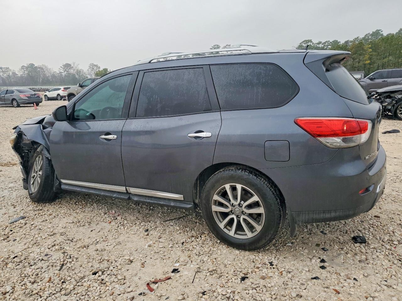 2013 Nissan Pathfinder S - Image 2