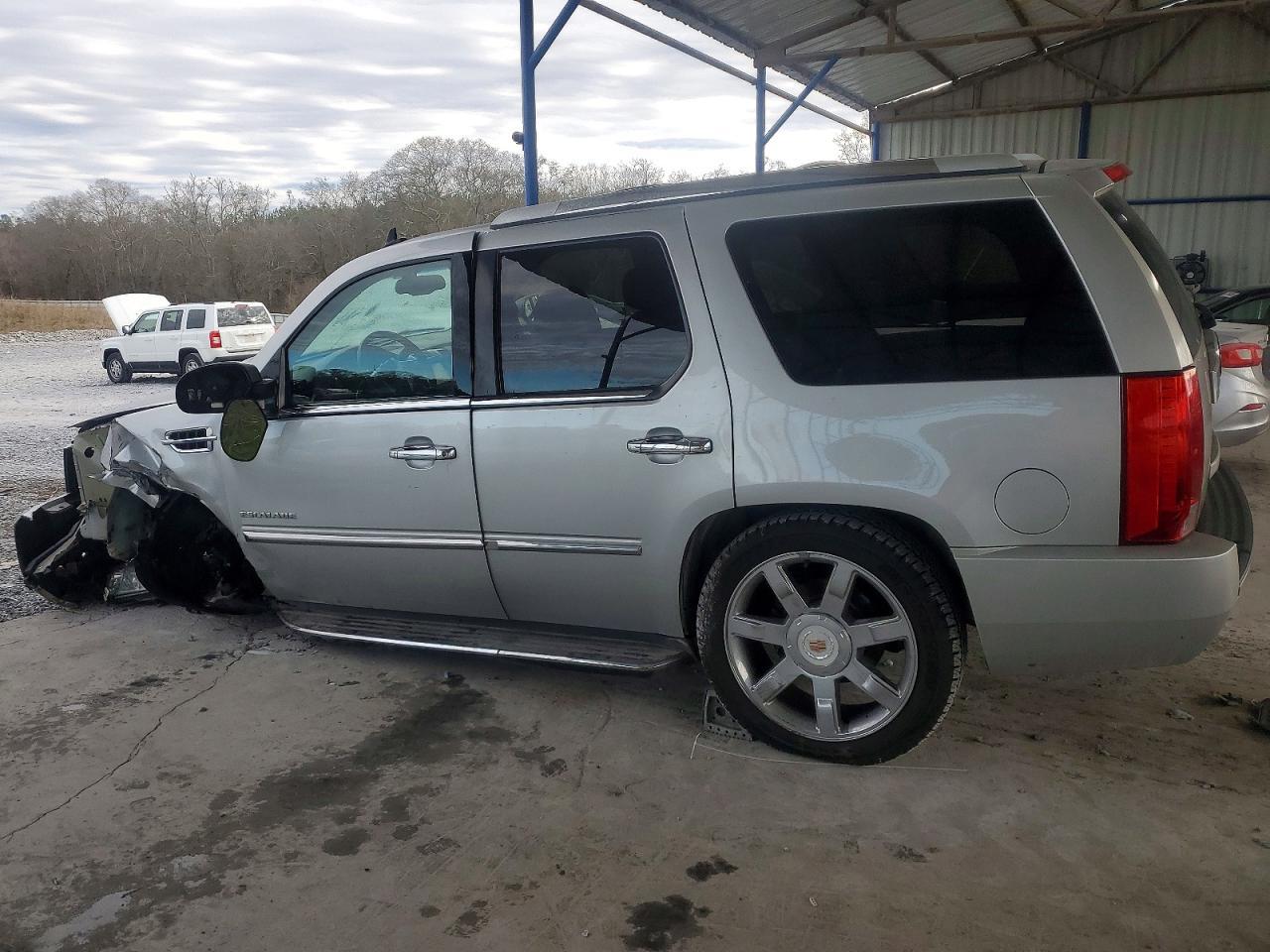 2013 Cadillac Escalade Luxury - Image 2