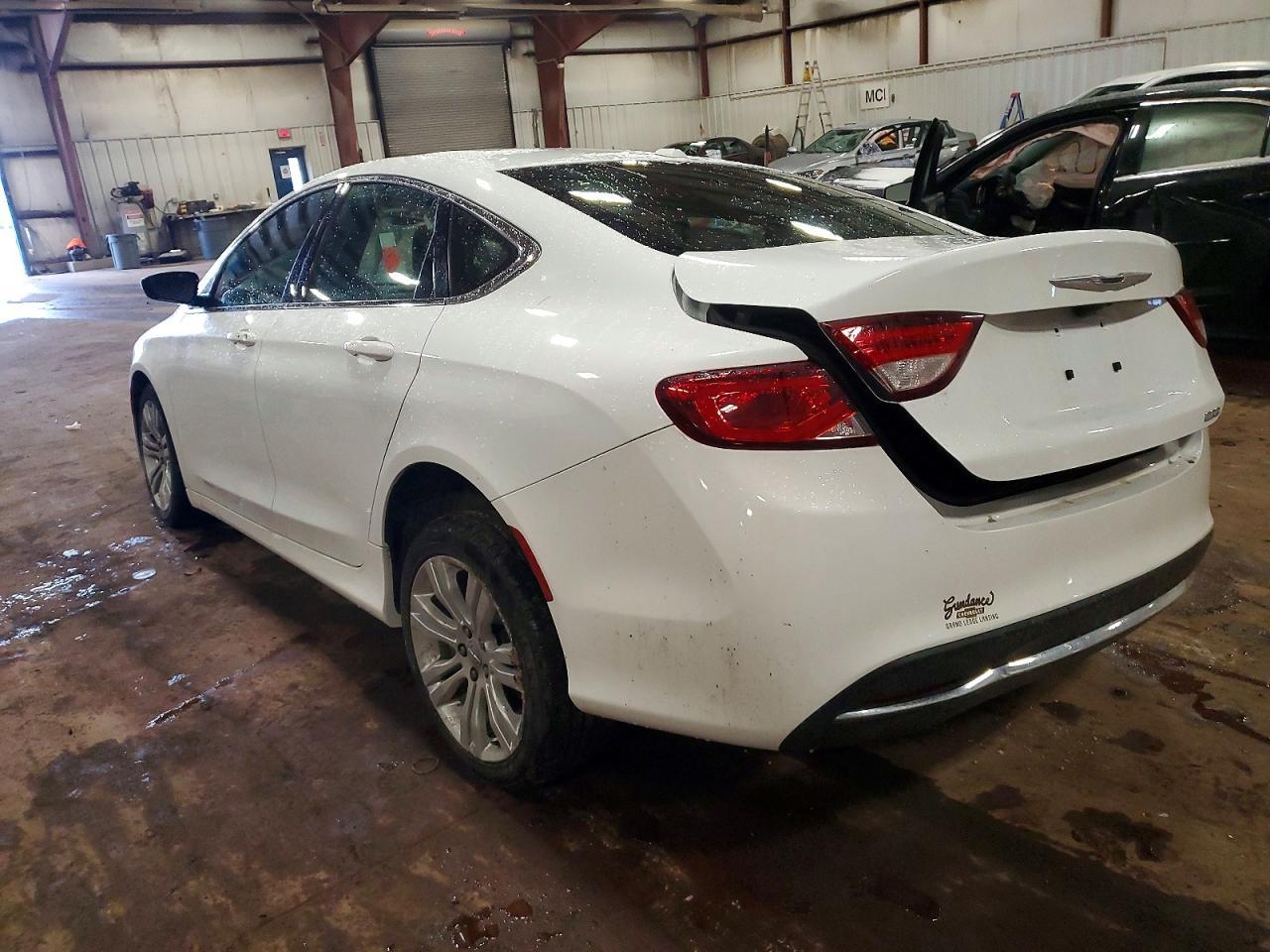 2015 Chrysler 200 Limited - Фото 2