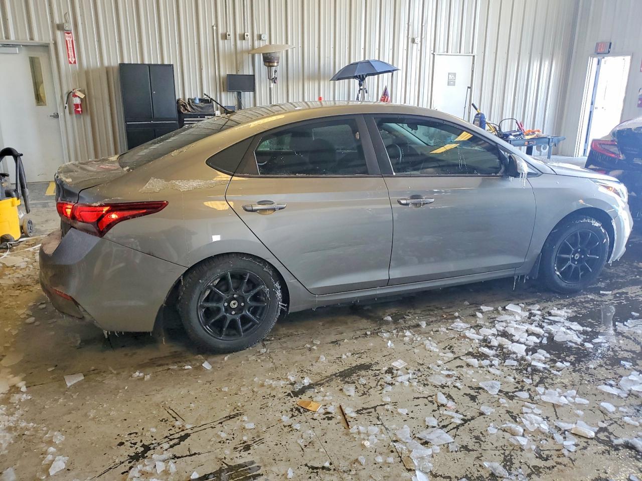 2021 Hyundai Accent Se - Фото 3