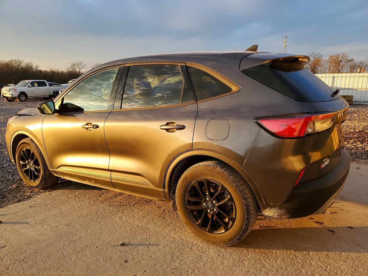 2020 Ford Escape Se Sport - Image 2