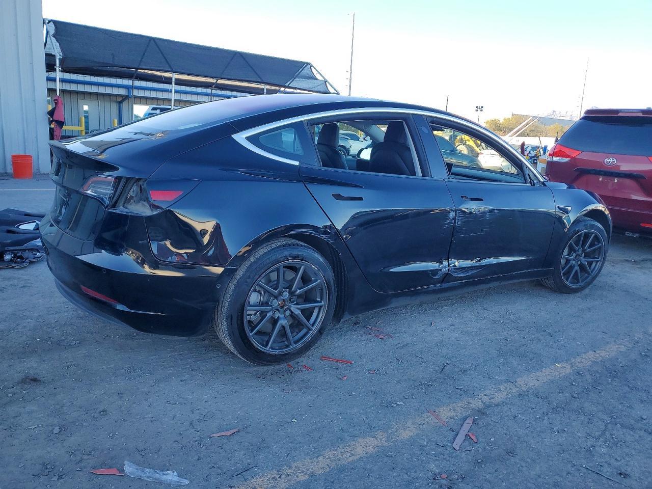 2018 Tesla Model 3 - Фото 3