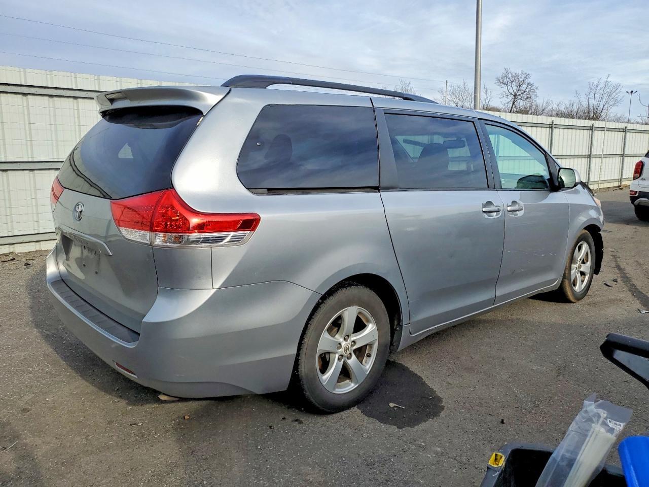 2012 Toyota Sienna Le - Image 3