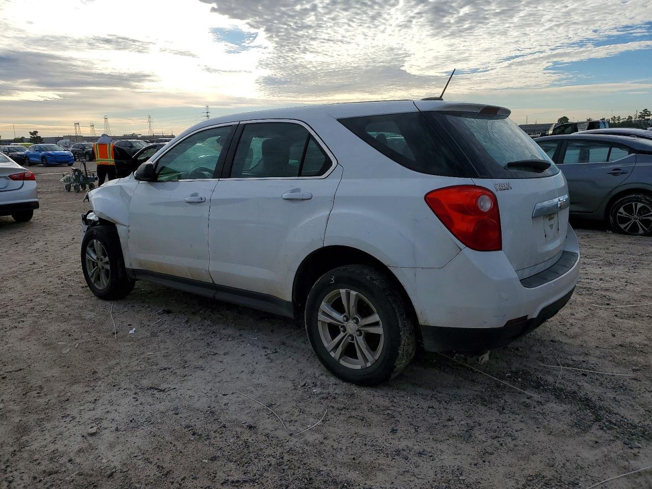 2015 Chevrolet Equinox Ls - Image 2