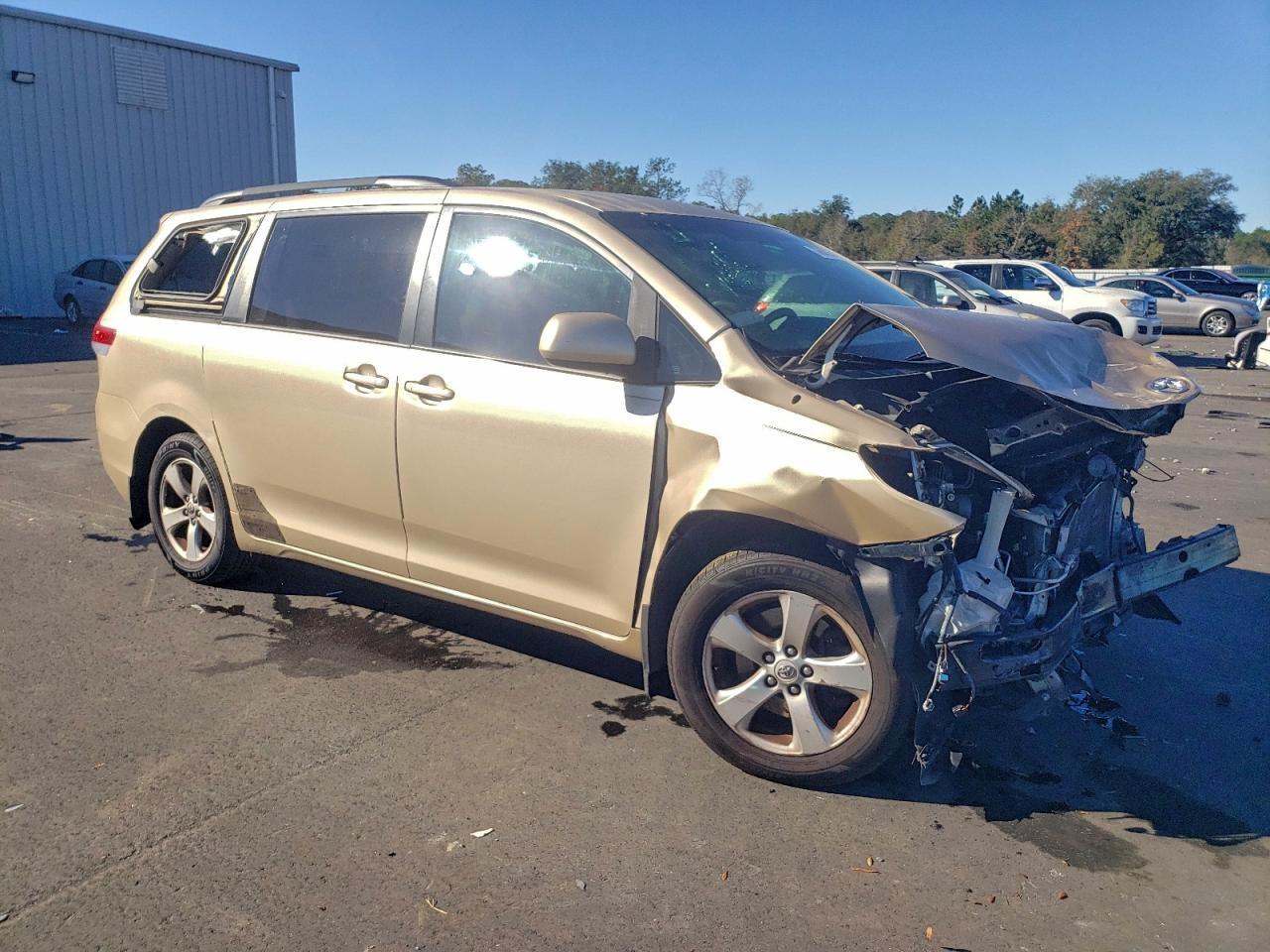 2012 Toyota Sienna Le - Image 4