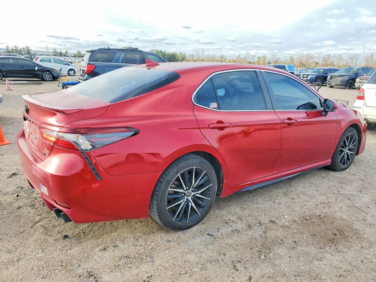 2022 Toyota Camry Se - Фото 3