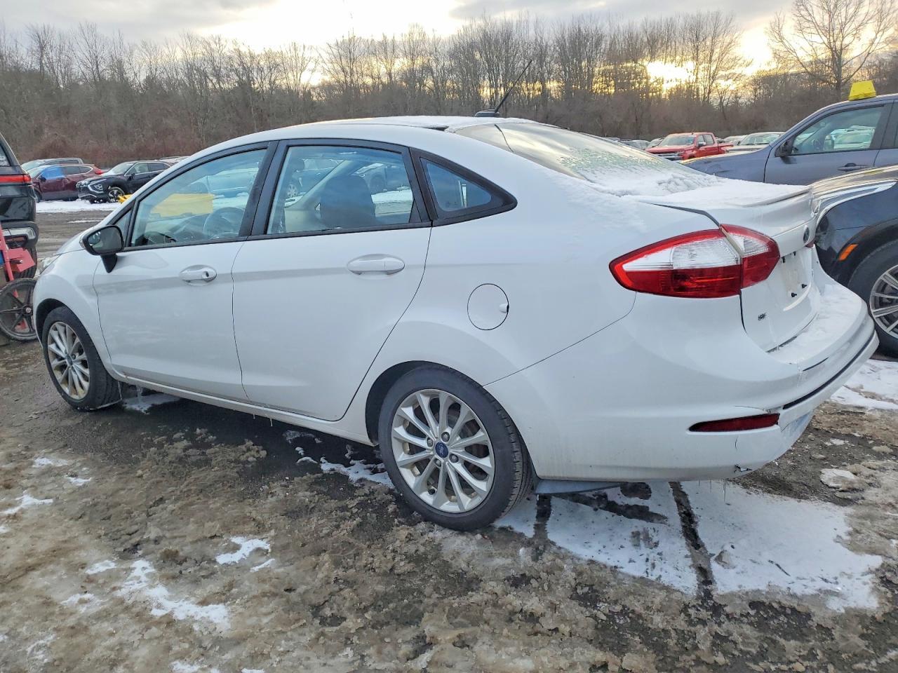2014 Ford Fiesta Se - Фото 2