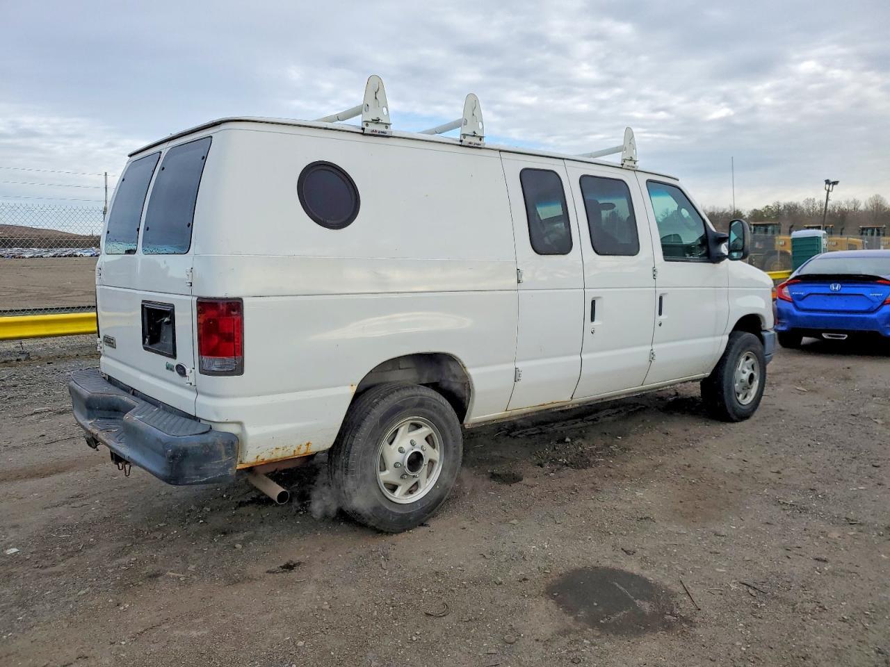 2010 Ford Econoline E250 Van - Фото 3