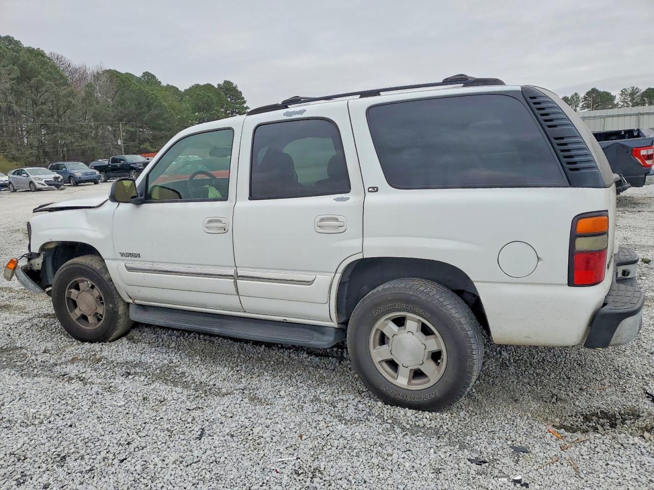 2005 GMC Yukon - Image 2