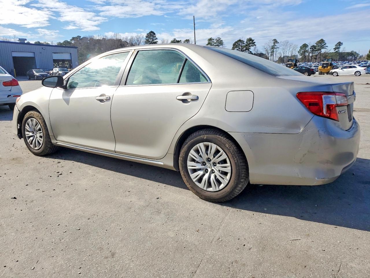 2014 Toyota Camry L - Фото 2