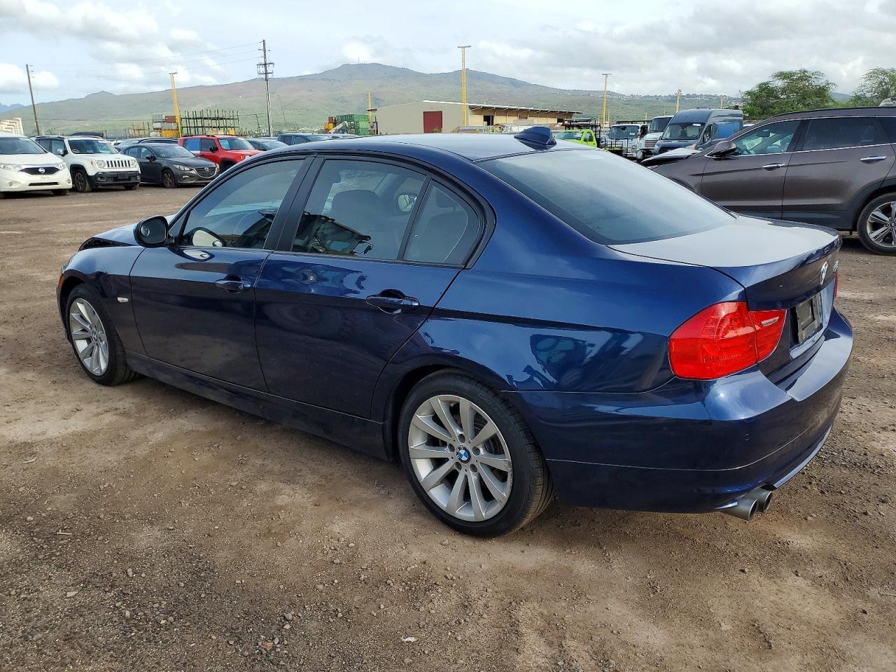 2011 BMW 328 I - Image 2