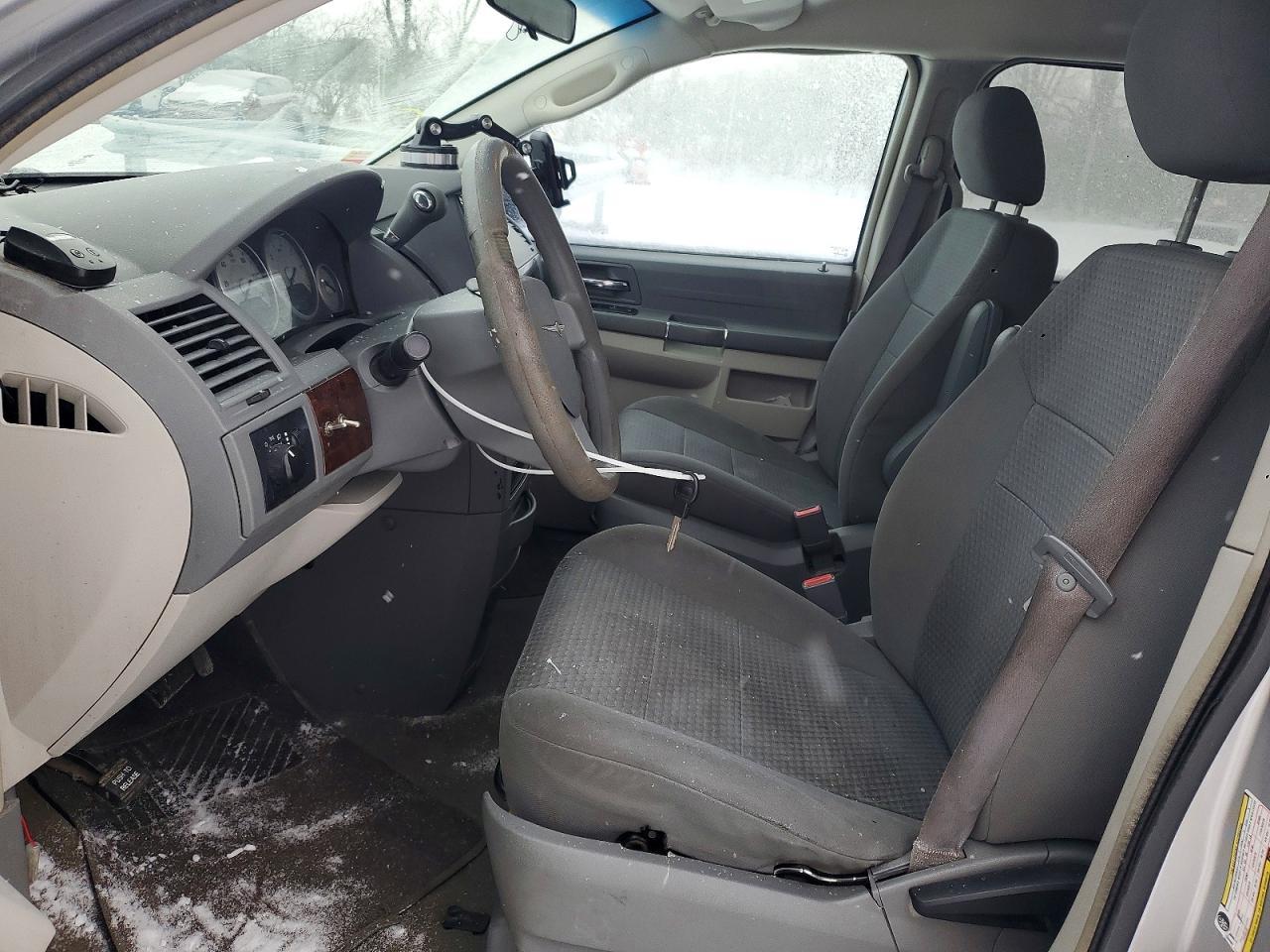 2010 Chrysler Town & Country Lx - Image 7