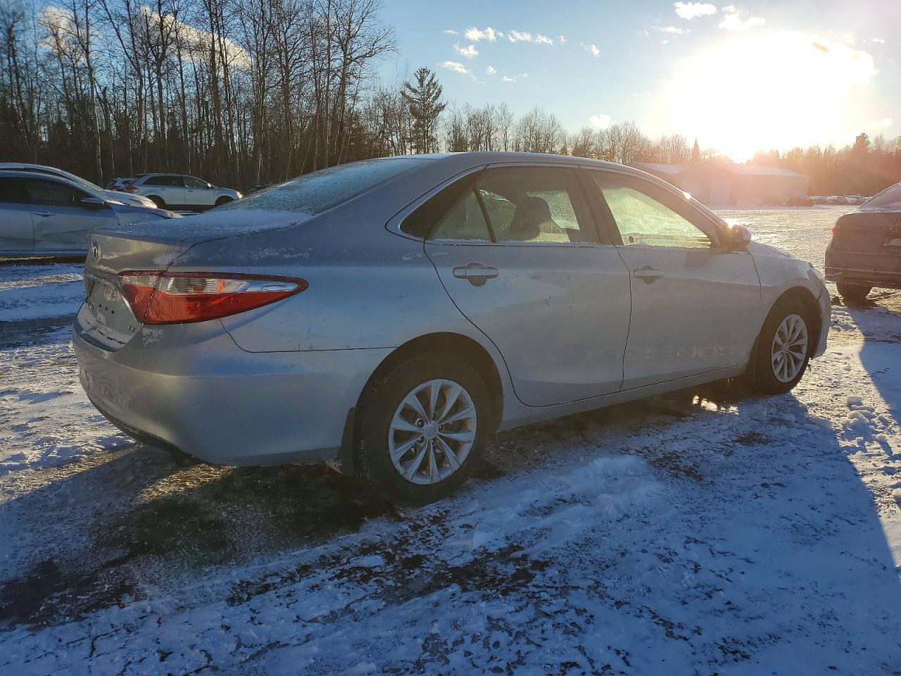 2015 Toyota Camry Le - Фото 3