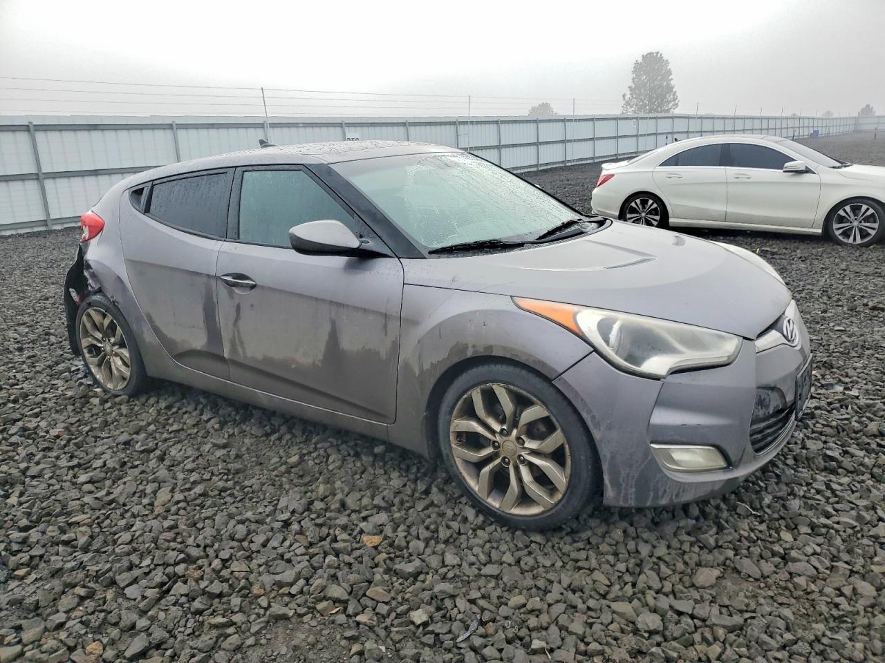 2012 Hyundai Veloster Base - Image 4