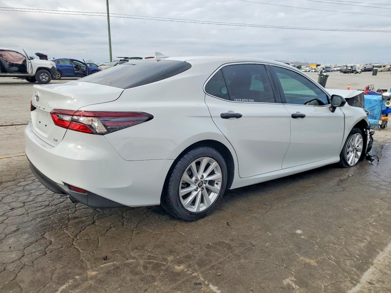 2024 Toyota Camry Le - Фото 3