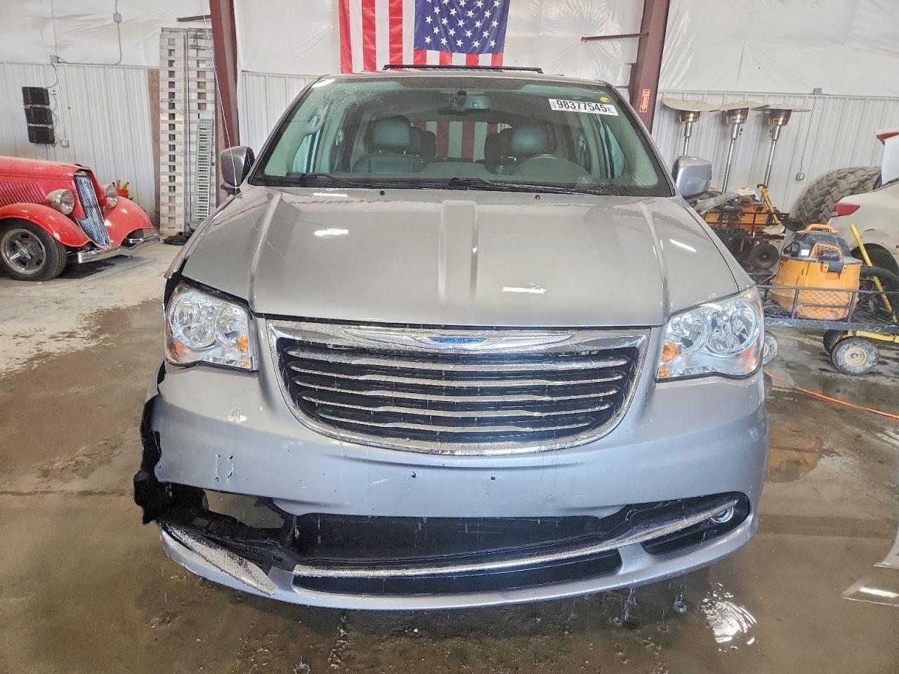2013 Chrysler Town & Country Touring - Image 5