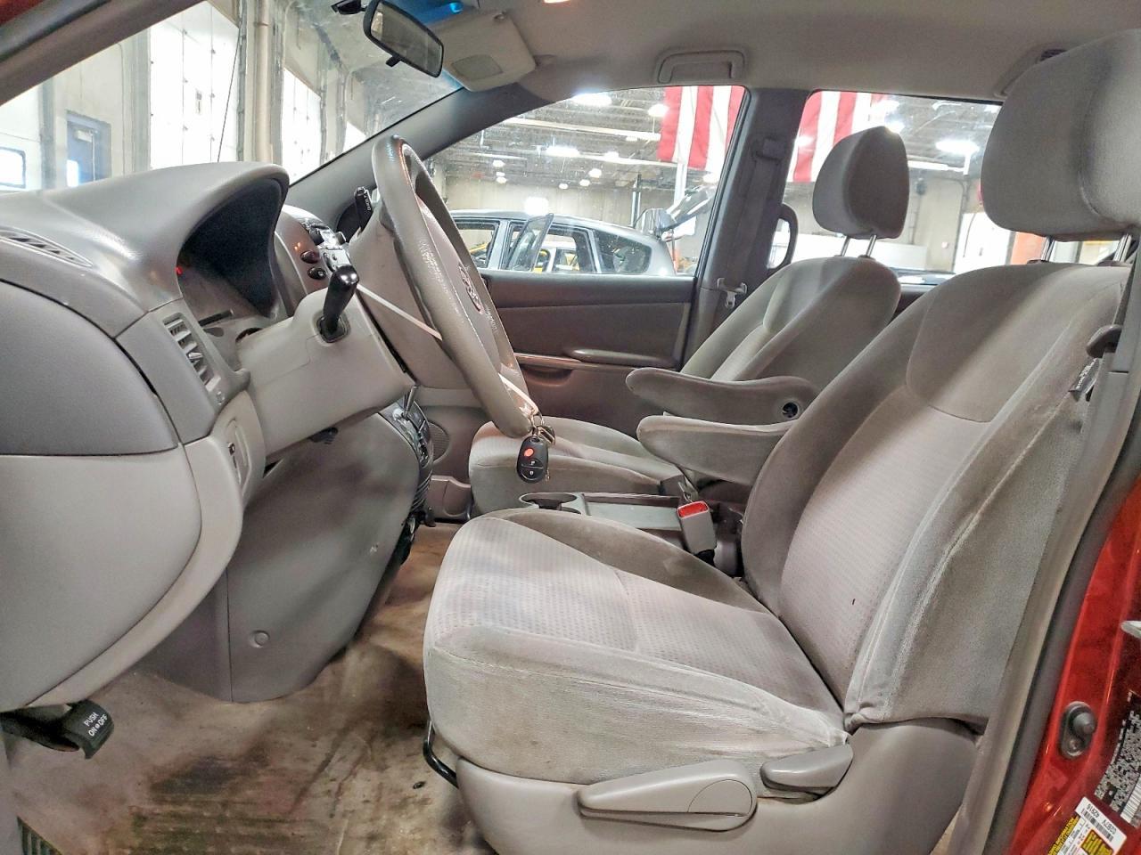 2010 Toyota Sienna Ce 7-Passenger - Фото 7