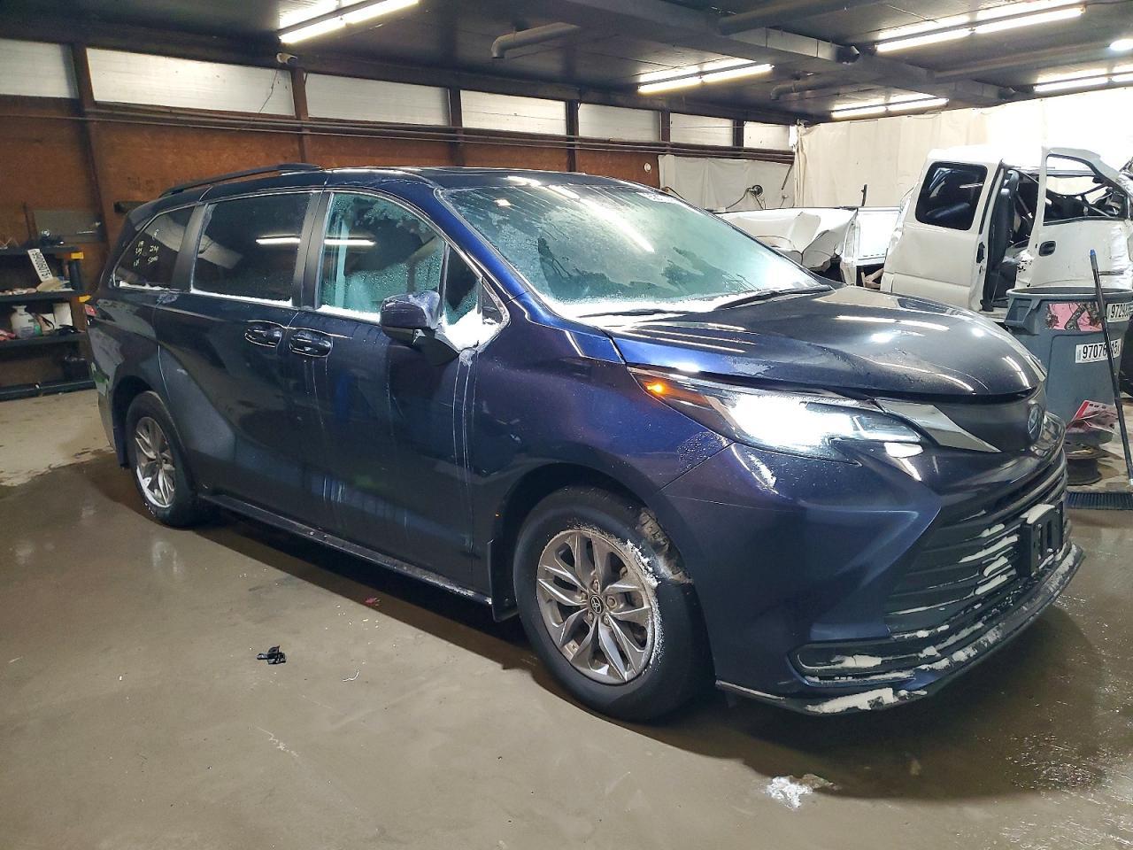 2022 Toyota Sienna Le - Фото 4