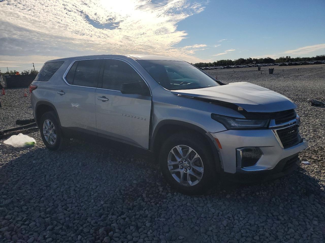 2022 Chevrolet Traverse Ls - Фото 4