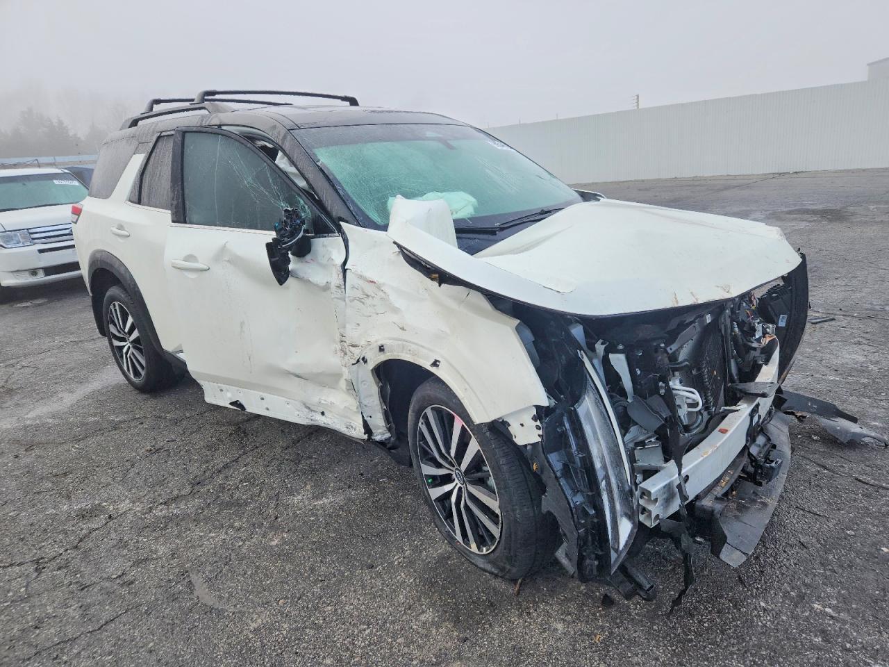 2024 Nissan Pathfinder Platinum - Image 4