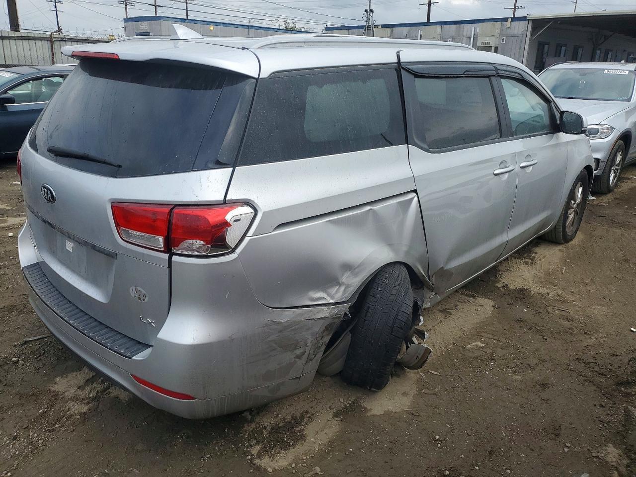 2015 Kia Sedona Lx - Image 3