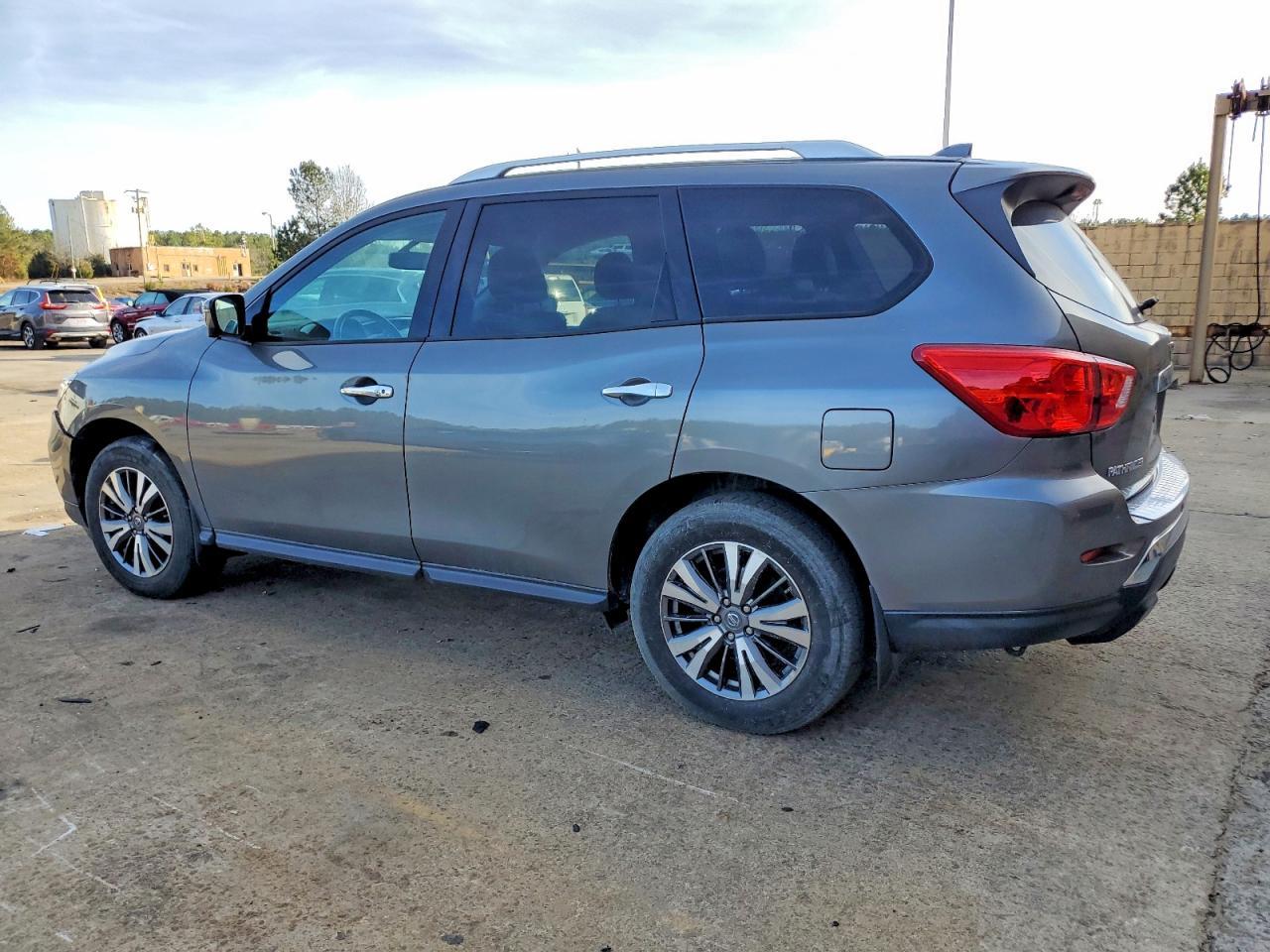 2019 Nissan Pathfinder S - Image 2