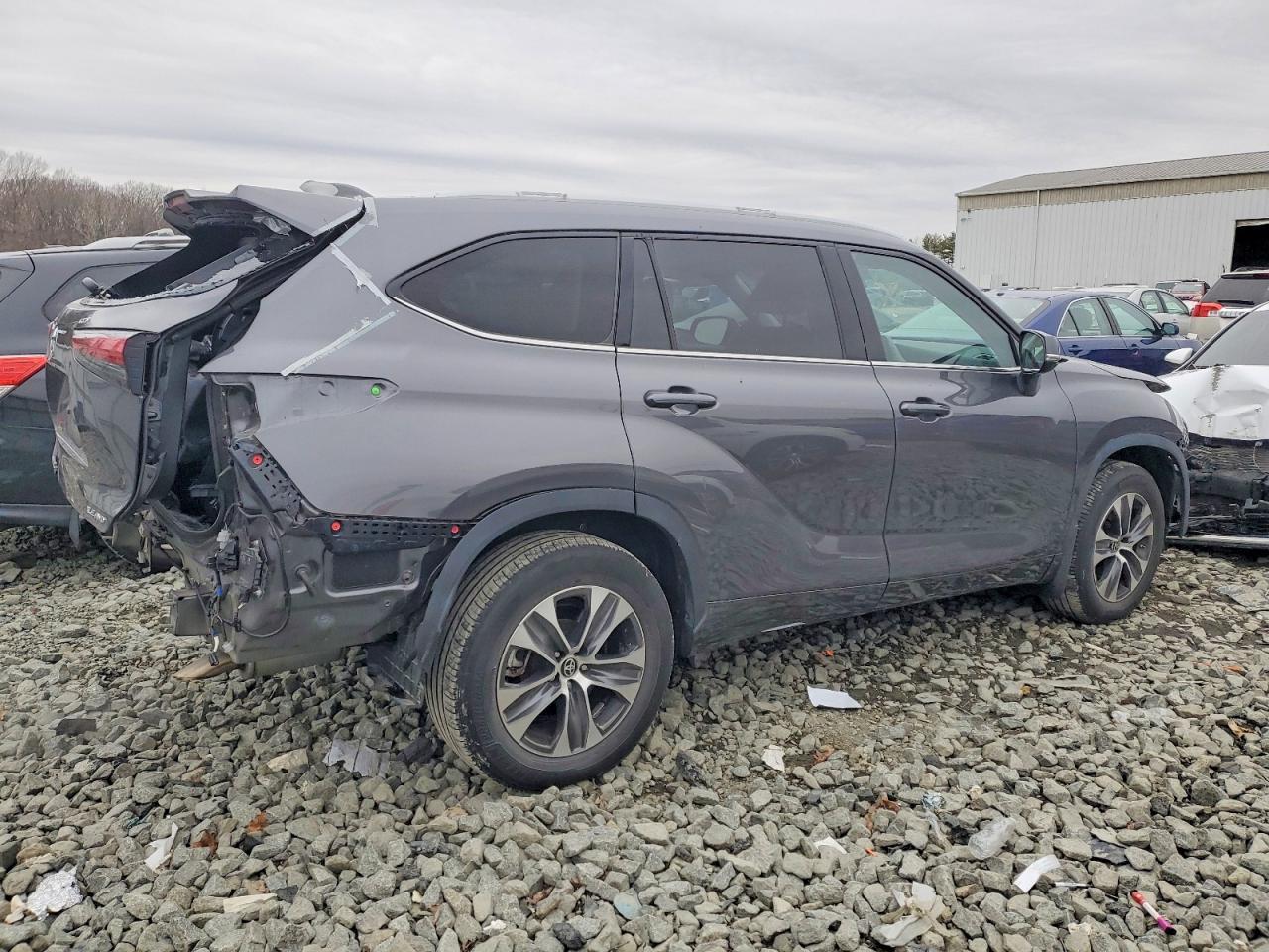 2022 Toyota Highlander Xle - Image 3