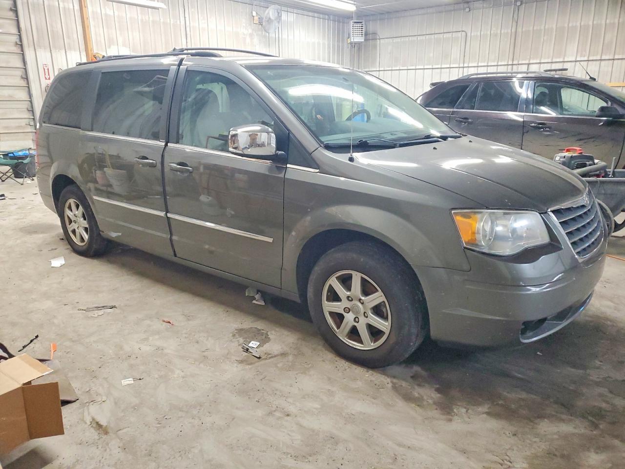 2010 Chrysler Town & Country Touring Plus - Image 4