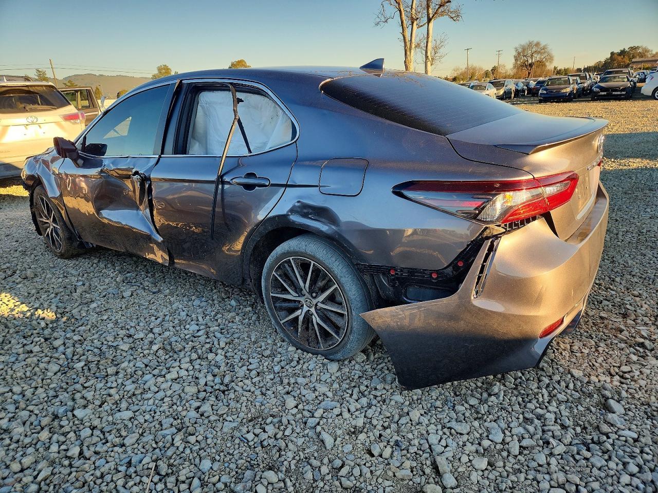 2022 Toyota Camry Se - Фото 2