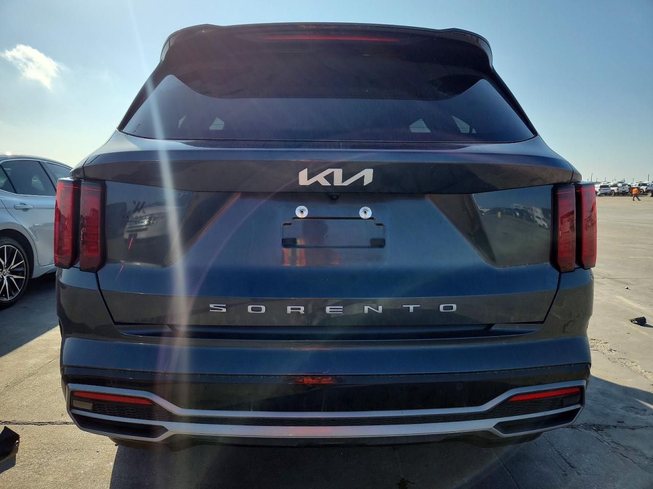 2022 Kia Sorento S - Image 6