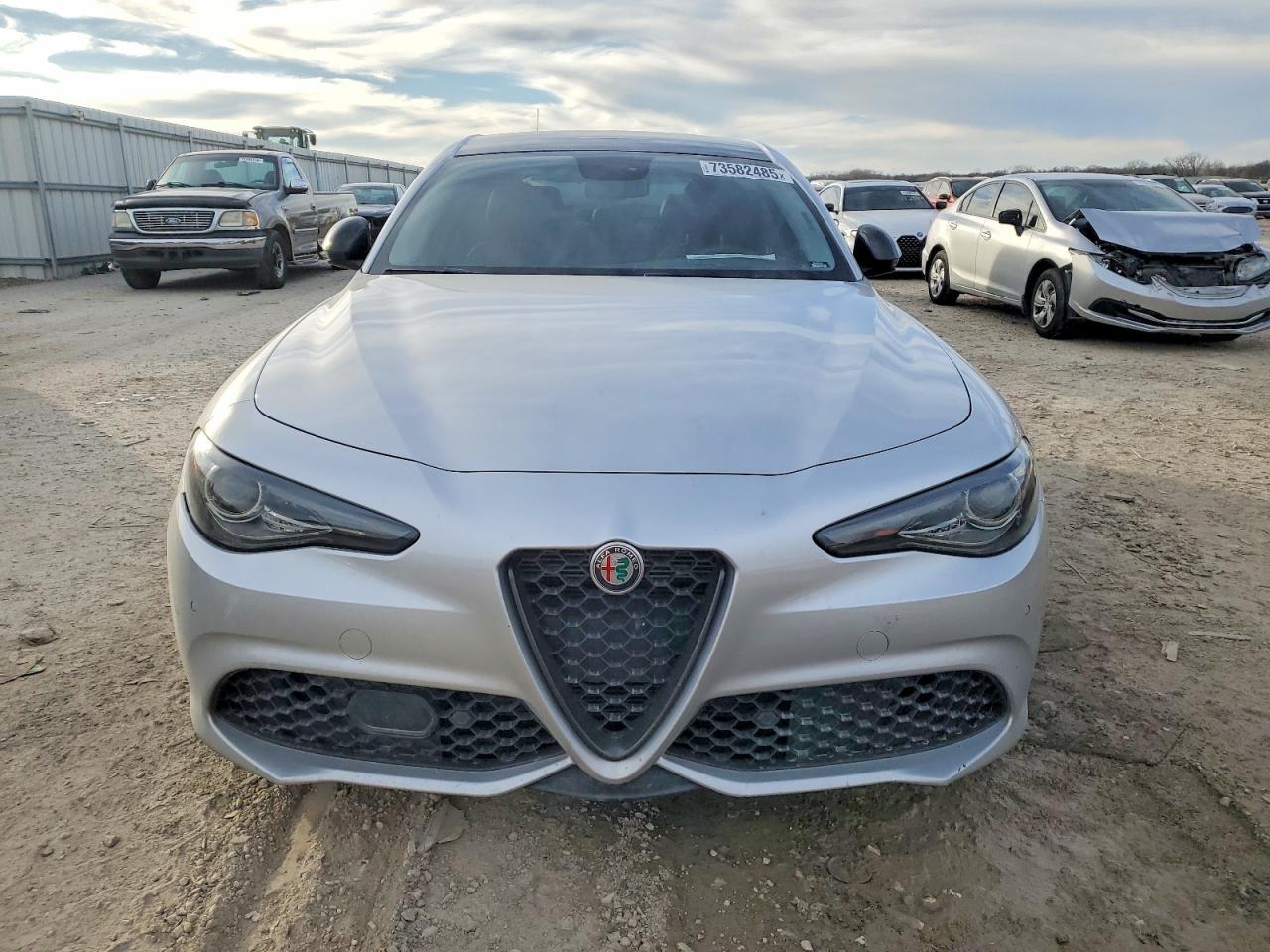 2019 Alfa Romeo Giulia - Image 5