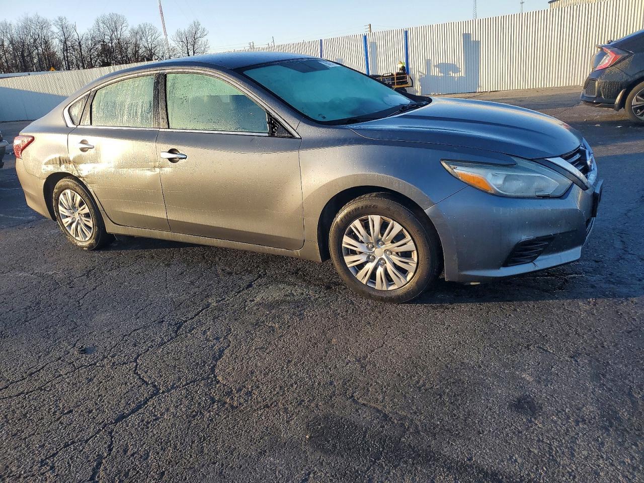 2017 Niss Altima 2.5 - Image 4