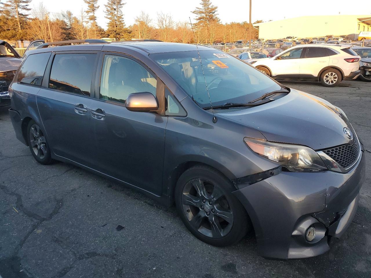 2011 Toyota Sienna Sport - Фото 4