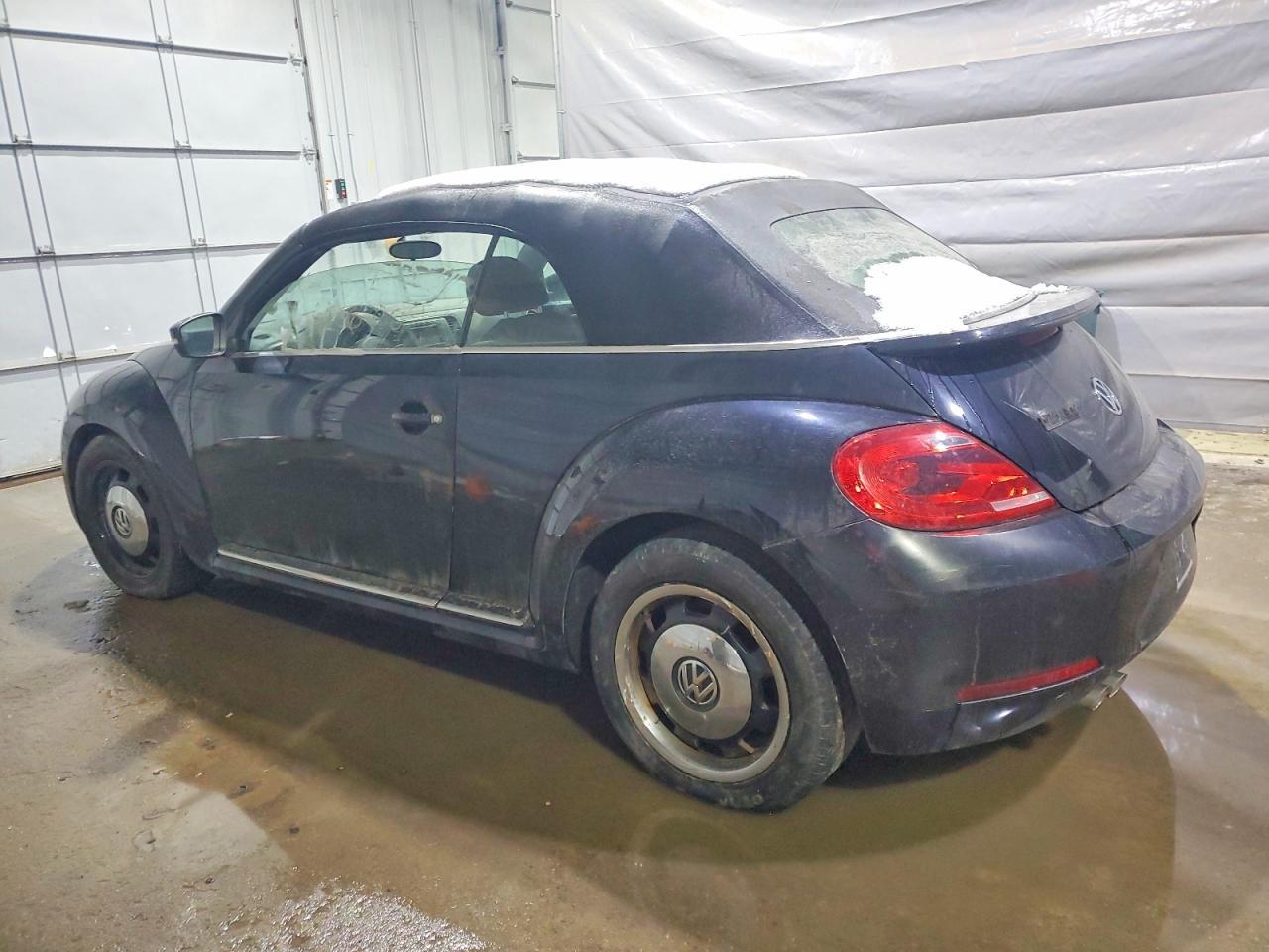 2015 Volkswagen Beetle 1.8T - Фото 2