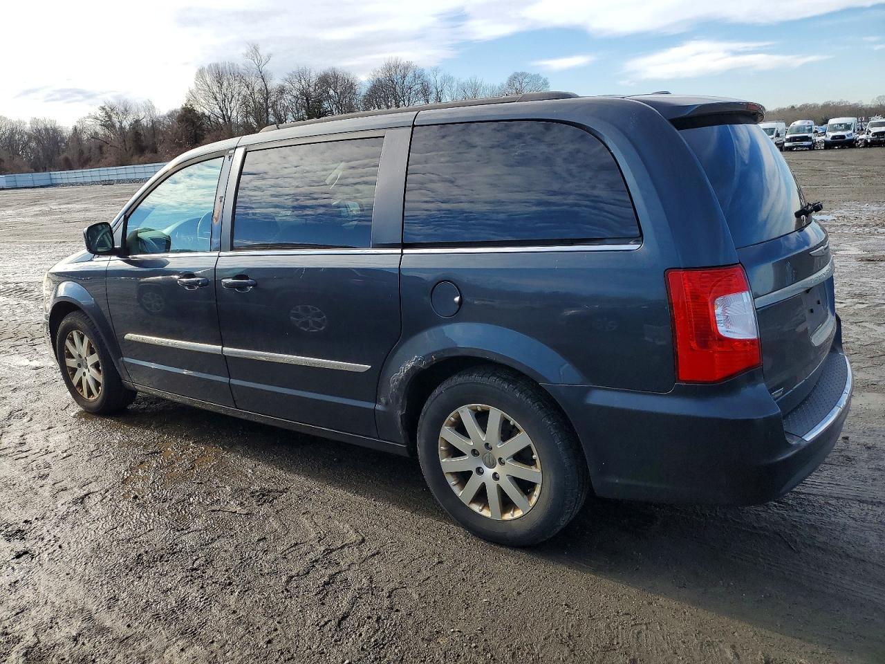 2014 Chrysler Town & Country Touring - Image 2
