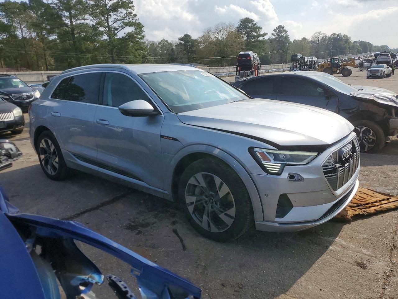 2022 Audi E-Tron Premium Plus - Фото 4