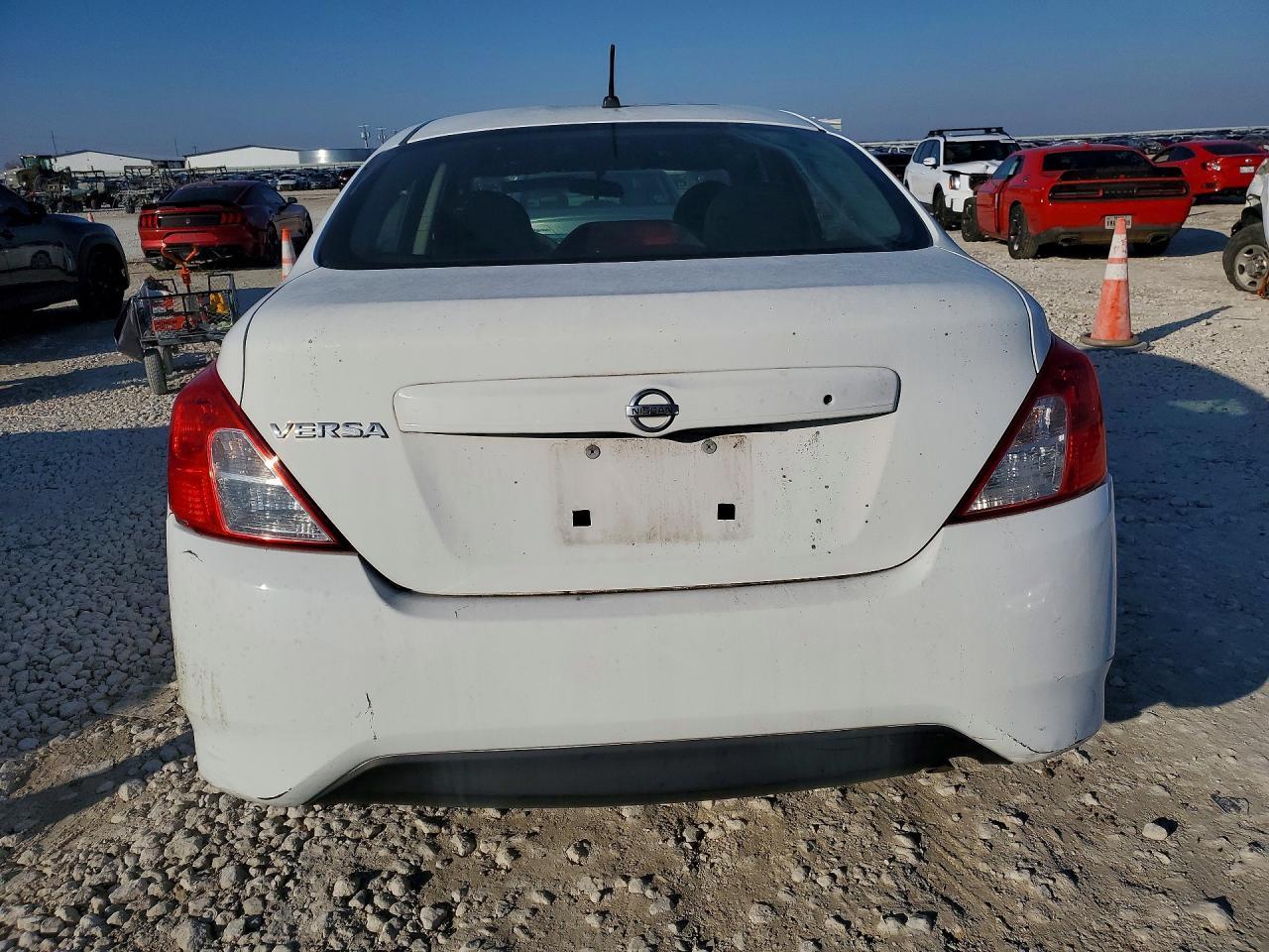 2015 Nissan Versa S - Фото 6