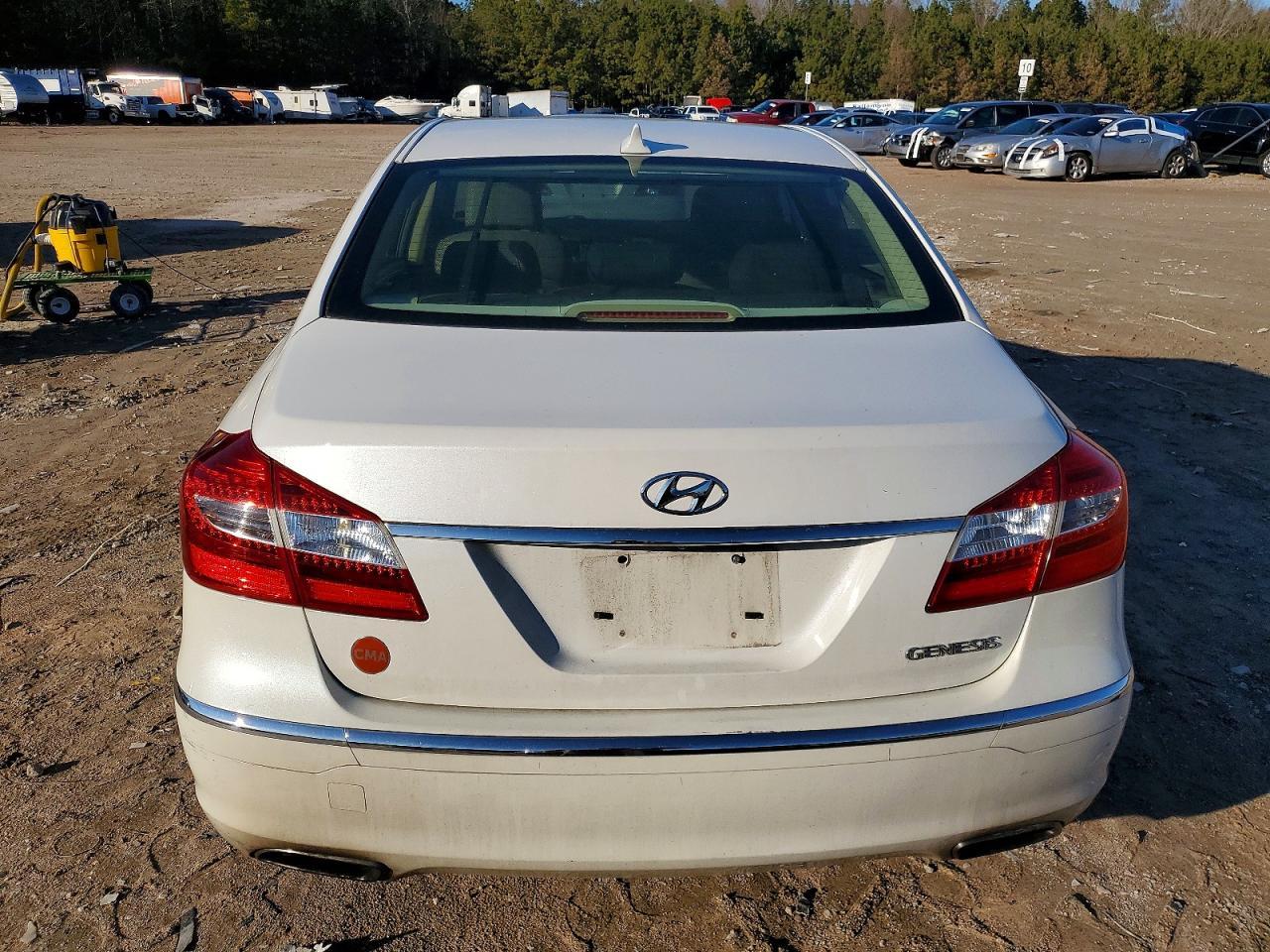 2013 Hyundai Genesis 3.8L - Фото 6