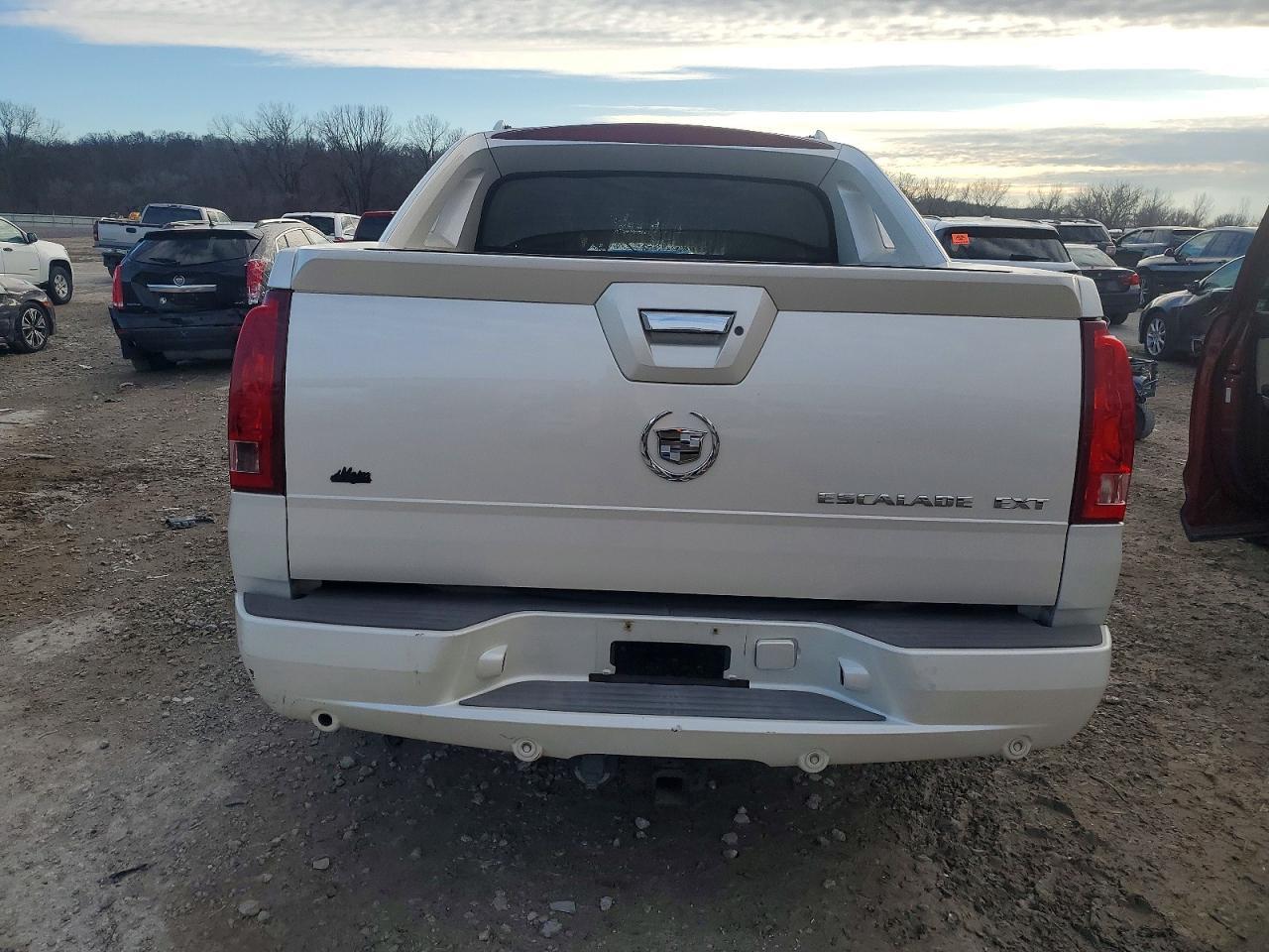 2004 Cadillac Escalade - Image 6